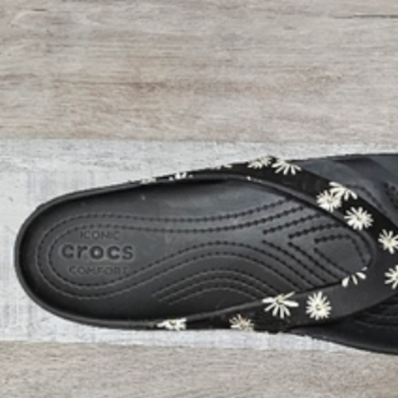 Crocs Black Floral flip flop  Sandals - Picture 4 of 6